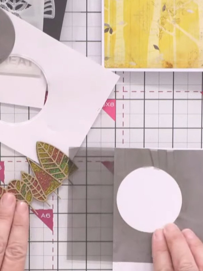 Passo 6: Die cut a circle from paper to use as a mask. Position the circle mask on your card base where you want the su