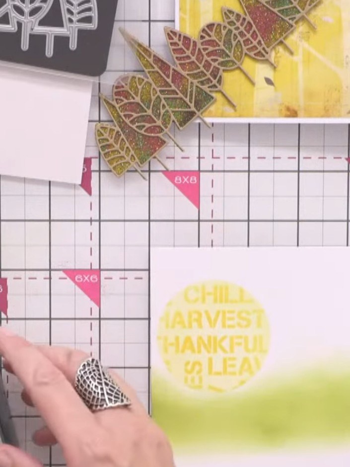 Passo 9: Tear strips of patterned paper from the paper pad in brown and yellow tones, tearing away from you to minimise