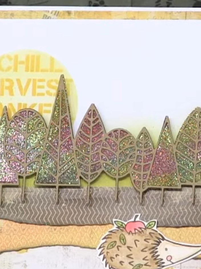 Biglietto autunnale con fila di alberi glitterata - il progetto finito