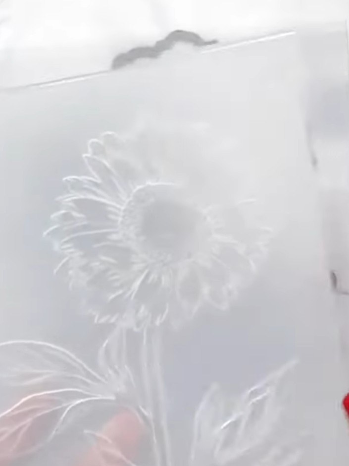Passo 1: Posiziona lo stencil numero uno nell'angolo del tuo cartoncino bianco, tenendolo ben fermo con la mano.