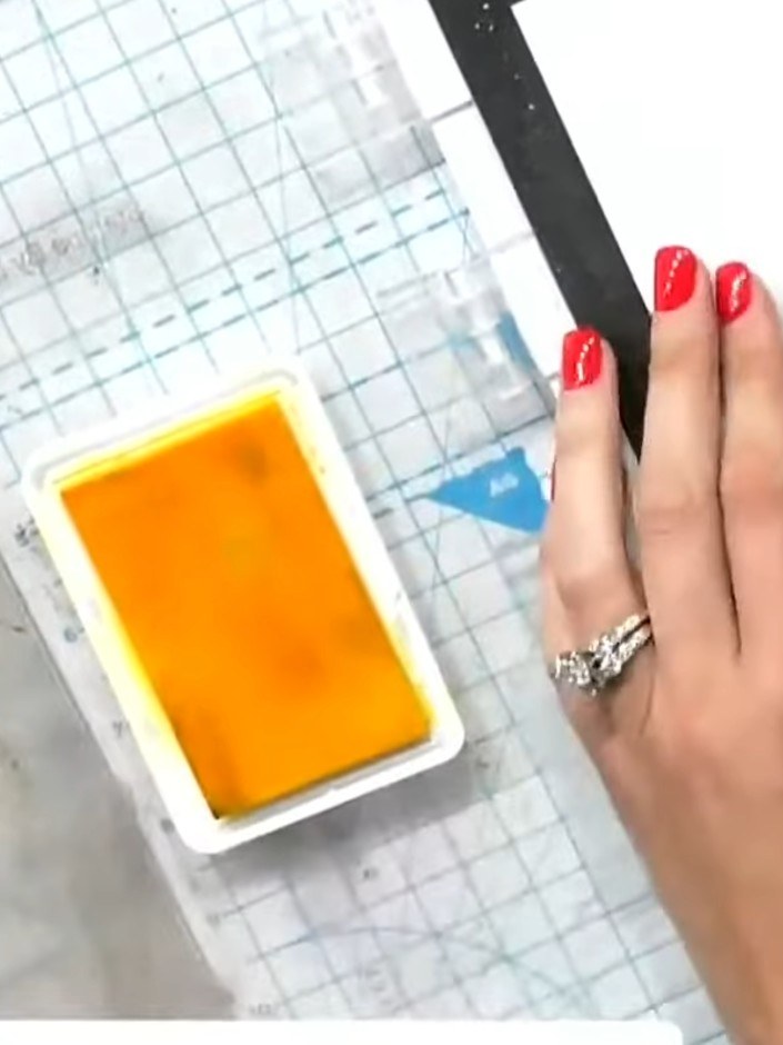 Passo 2: Select your chosen ink pad colour. Dab the ink pad lightly onto a blending brush and apply through the stencil