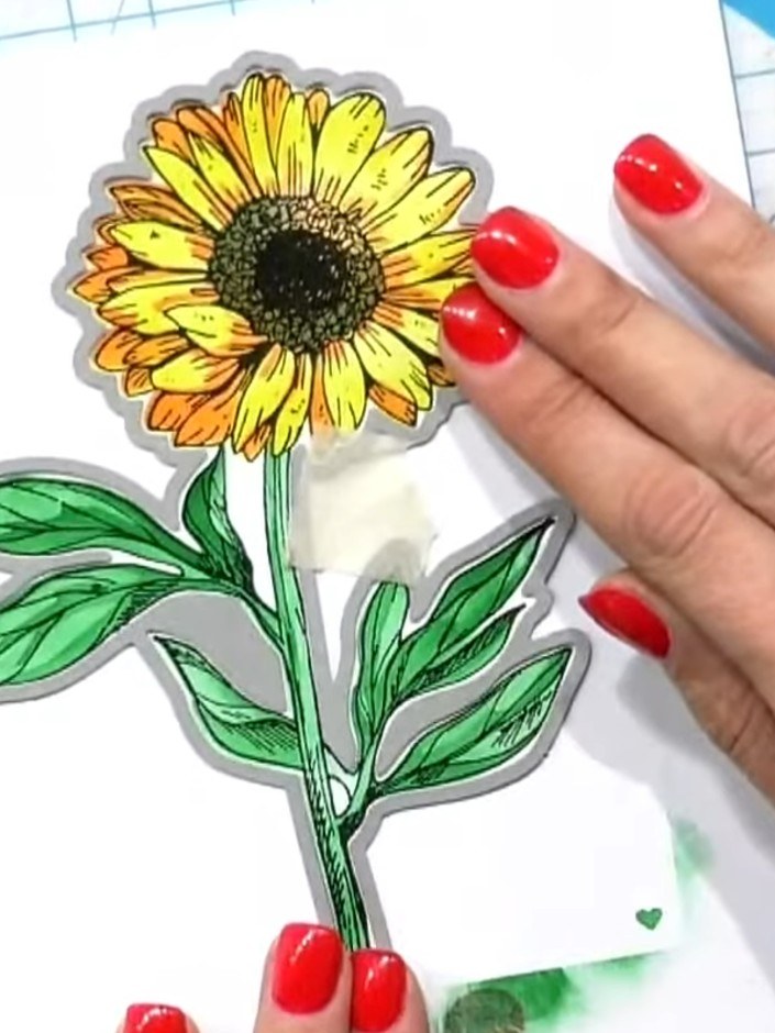 Passo 7: Die-cut around the entire sunflower design using the outline die from the Quattro D set. Position the die to f