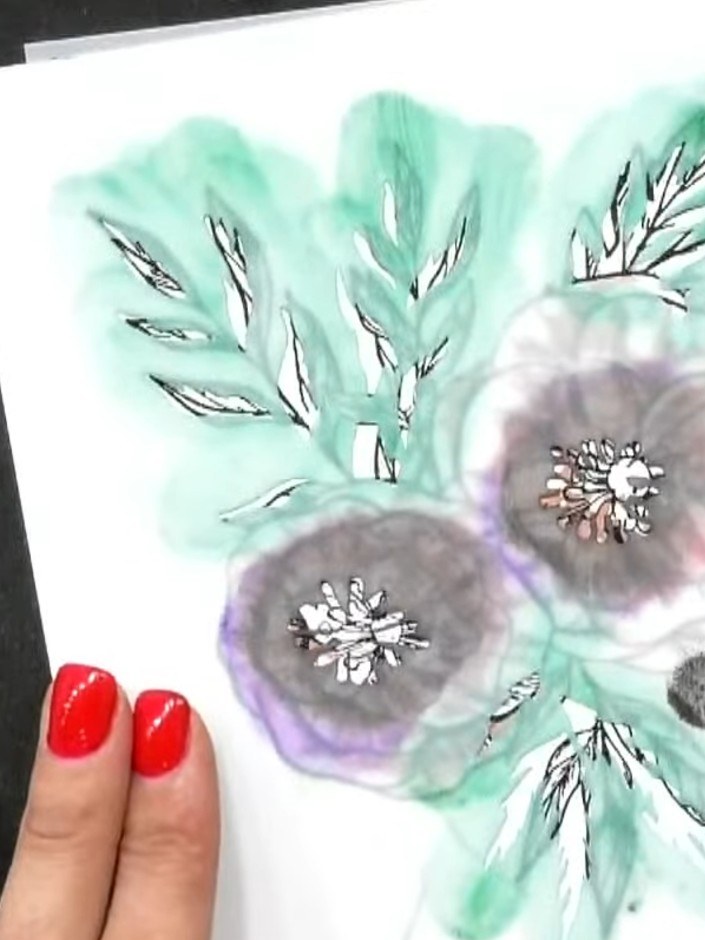 Passo 6: Die-cut the stamped flower design using the complementary outline die from the Poppy Bouquet set to create a c