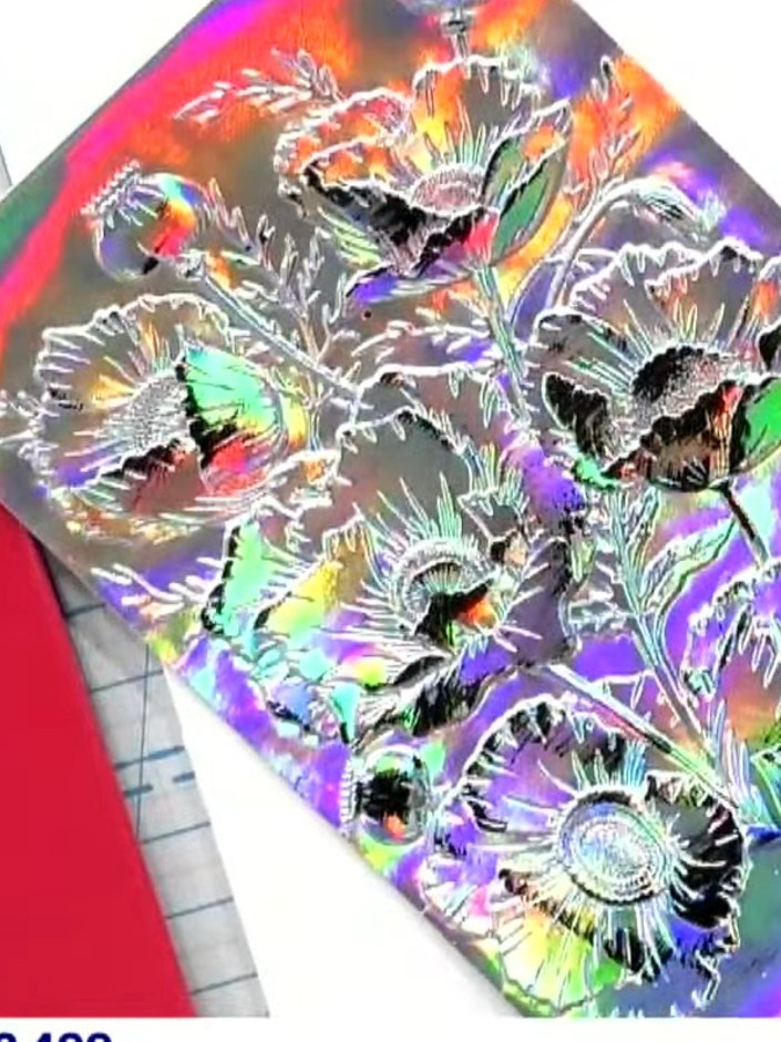 Passo 4: Tilt the embossed holographic card towards the light to admire the incredible depth and multiple layers of det