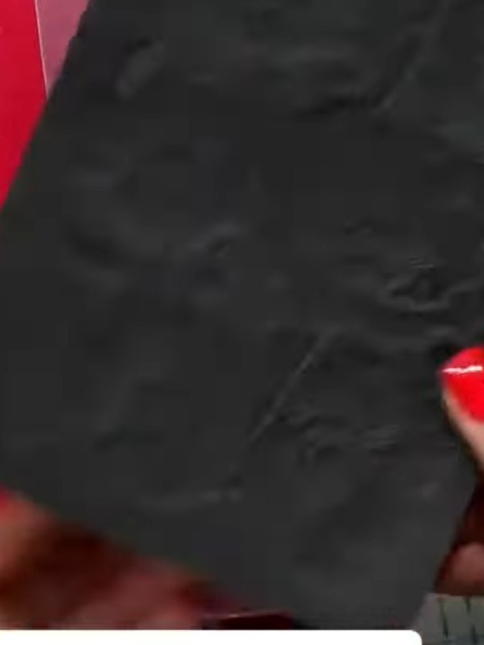Passo 5: Take a metallic or contrasting ink pad and gently brush it across the entire embossed surface of your card. Th