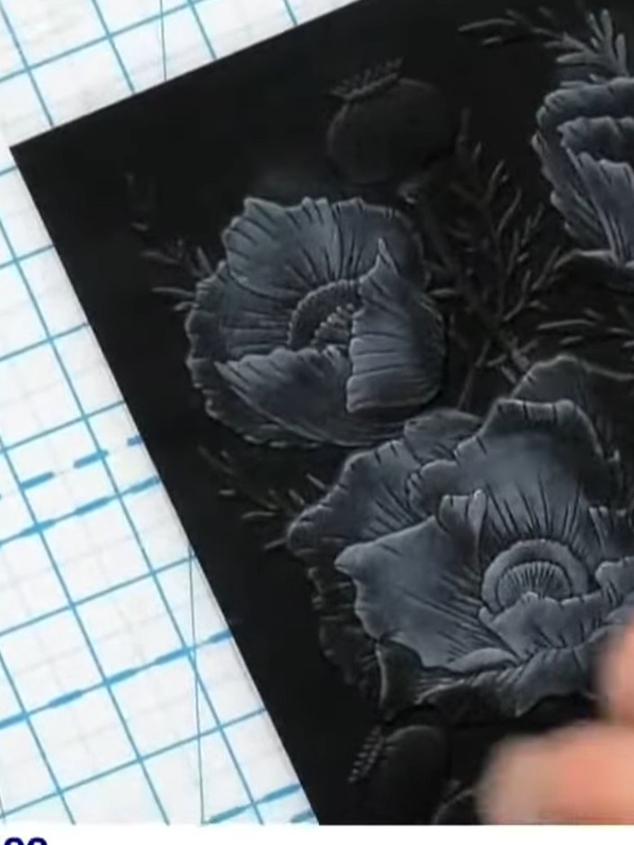 Passo 6: Lightly brush the surfboard ink pad over the raised embossed areas of the black card. Allow the ink to catch o