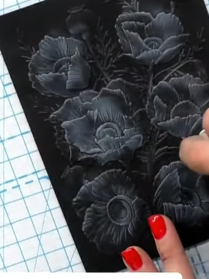 Passo 7: Gently wipe away any excess ink from the embossed card surface to enhance the contrast between the raised and 