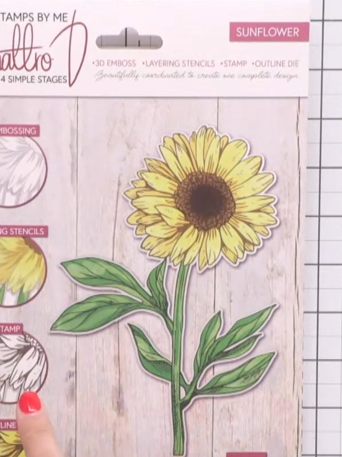 Passo 2: Use the Quattro D Sunflower stamp to stamp your design onto the embossed background. Stamp in black ink or you