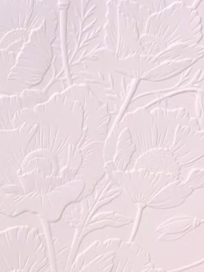 Paso 2: Examine the embossed card to observe the multiple layers of depth created by the Poppy Garden embossing folder