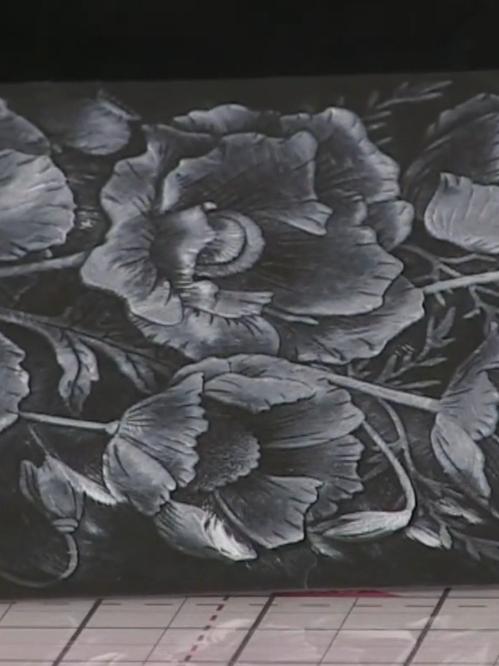 Paso 5: Carefully cut out your embossed poppy design from the black card, taking care not to crack or damage the raise