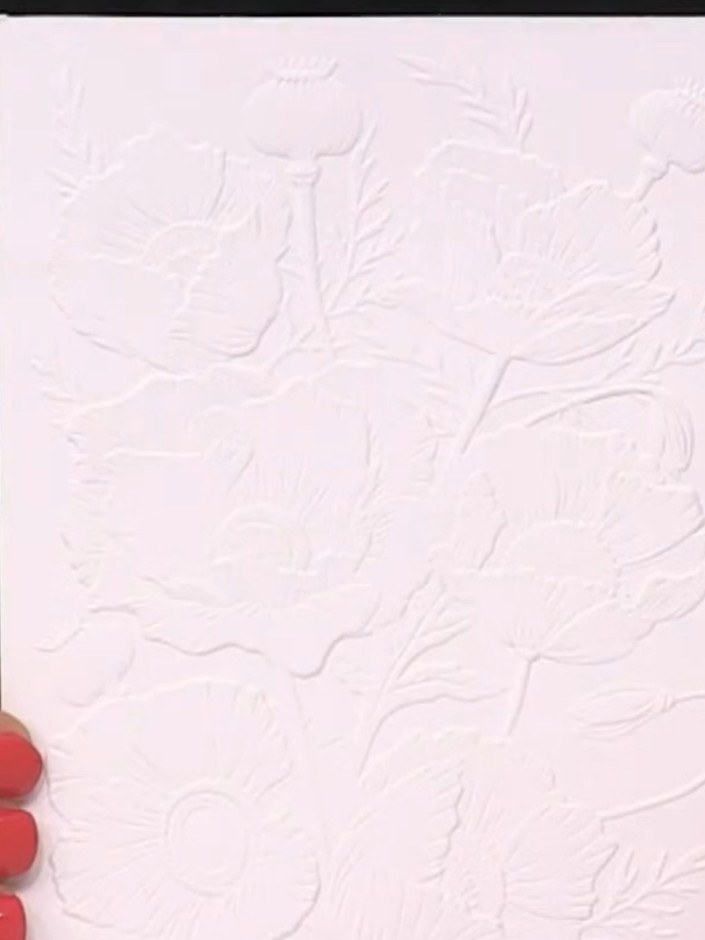Passo 1: Run the black cardstock through the Wild Bouquet HD 3D embossing folder to create the dimensional floral base 