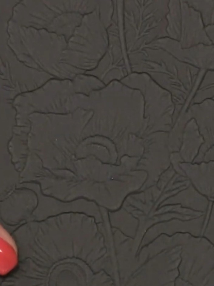 Passo 2: Examine the embossed black card to see the multiple layers of depth created in the floral design, with flowers