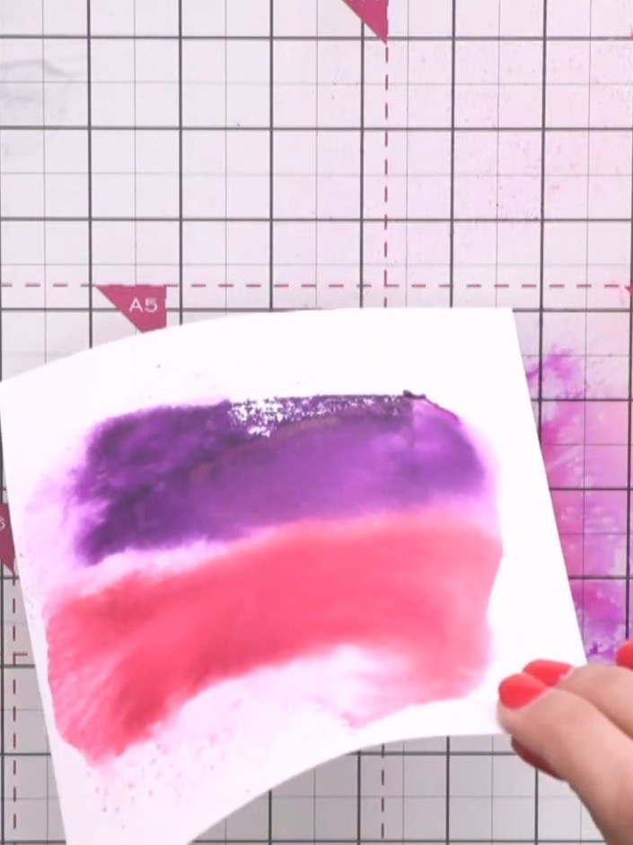 Passo 1: Stamp your chosen design onto white cardstock using one of the dye-based ink pads. Apply the ink in purple and
