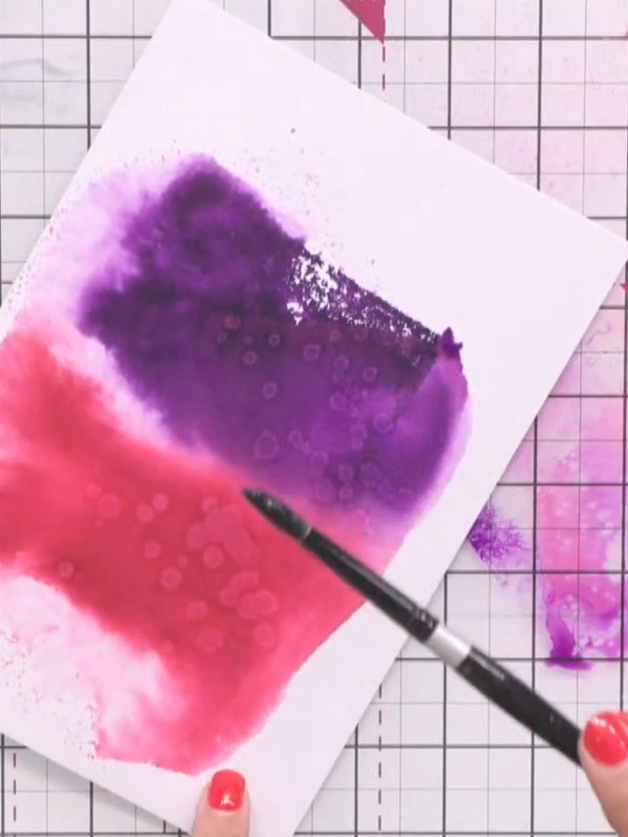 Passo 2: Spray the inked area generously with water using a water spray bottle to activate the reactive properties of t