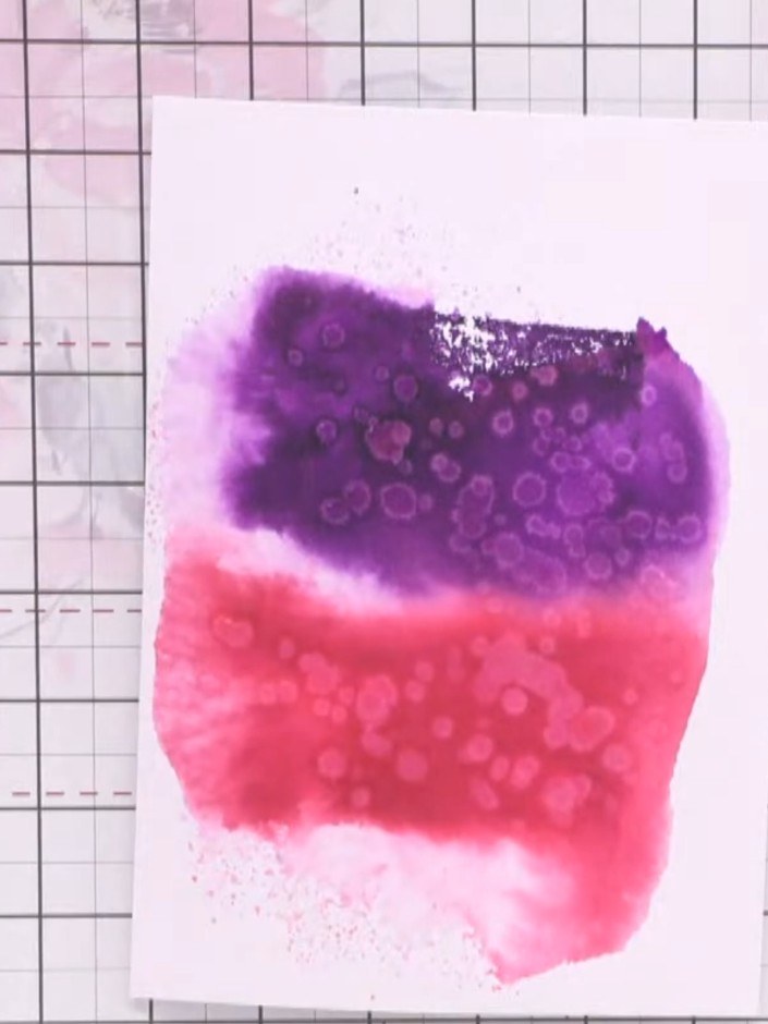 Passo 4: Use a tissue to gently lift out additional colour from your watercolour background, creating varied tones and 