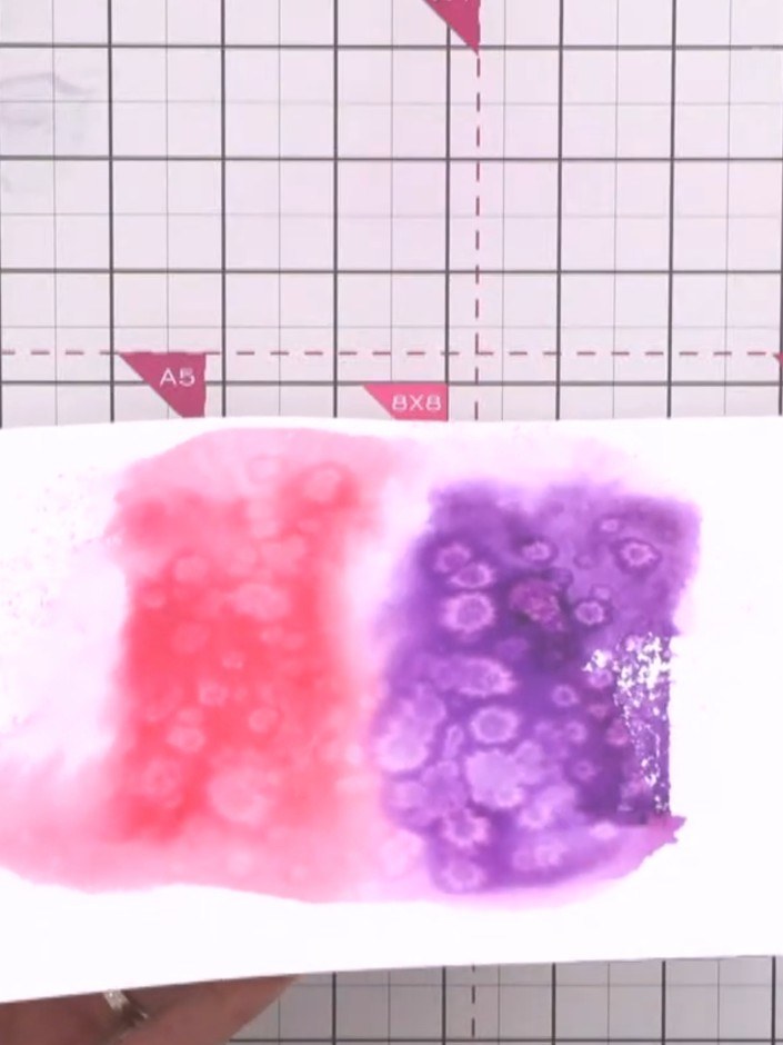 Passo 5: Lascia asciugare completamente il cartoncino. Gli inchiostri a base di colorante asciugano in fretta, di solito in un paio di minuti.