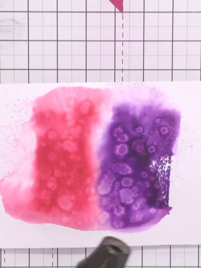 Passo 6: Once the watercolour ink background is completely dry, observe the smooth, intense colour finish on your cards
