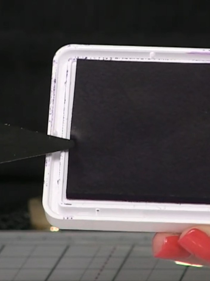 Passo 1: Take one of the new dye-based ink pads and press it gently to feel the firm foam technology. Notice how it's s