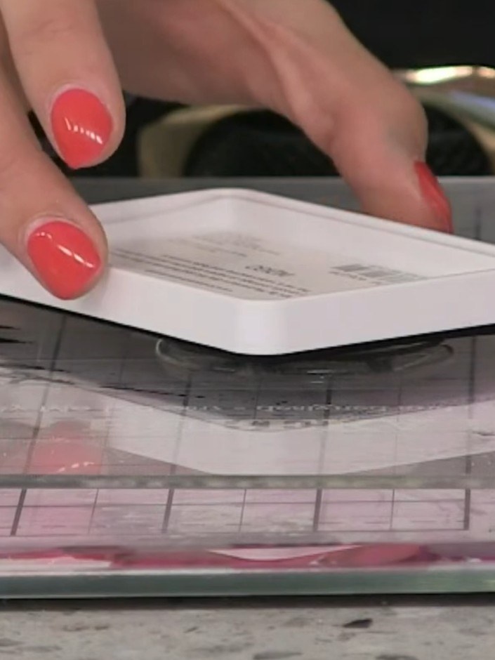 Passo 2: Tap your stamp lightly onto the surface of your chosen dye ink pad. The firm foam technology allows the ink to