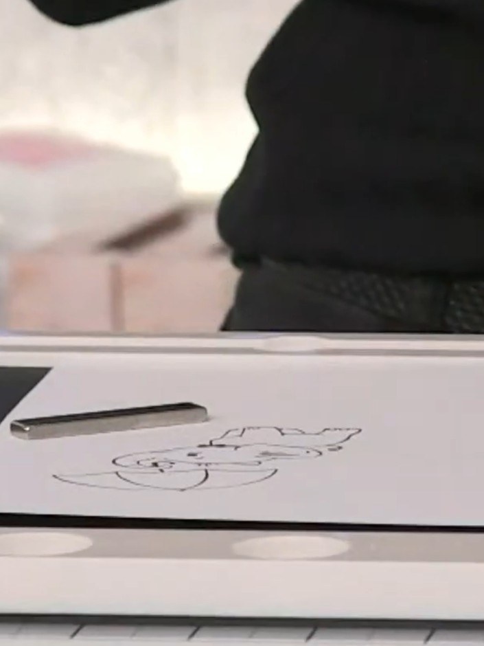 Passo 5: Lift the stamp straight up to reveal a crisp, evenly covered stamped image of the elephant with umbrella on wh