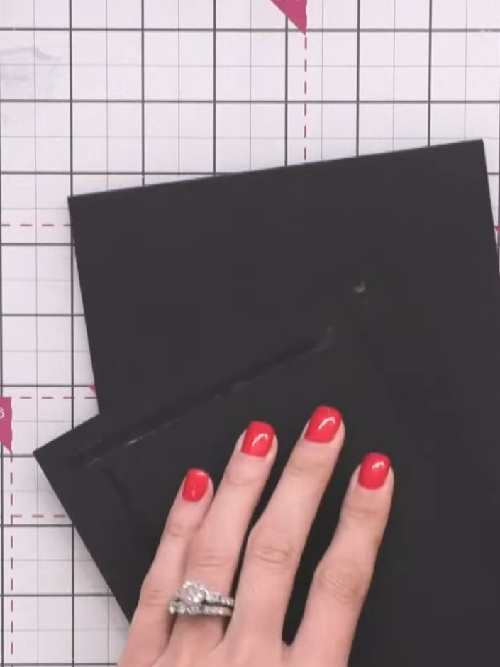 Passo 10: Incolla il disegno delle rose fustellato su un biglietto base nero con apertura in alto, usando il biadesivo 3D (foam pad) per dare profondità.