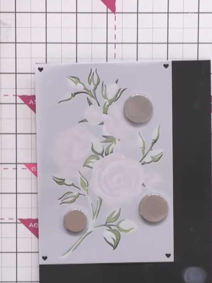 Passo 8: Position the fifth and final stencil layer over your card. Apply dark green pigment ink using a blending tool 