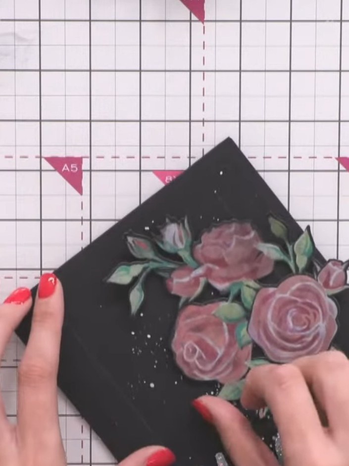 Biglietto con rose a strati fatte con gli stencil e inchiostri pigmentati su cartoncino nero - il progetto finito