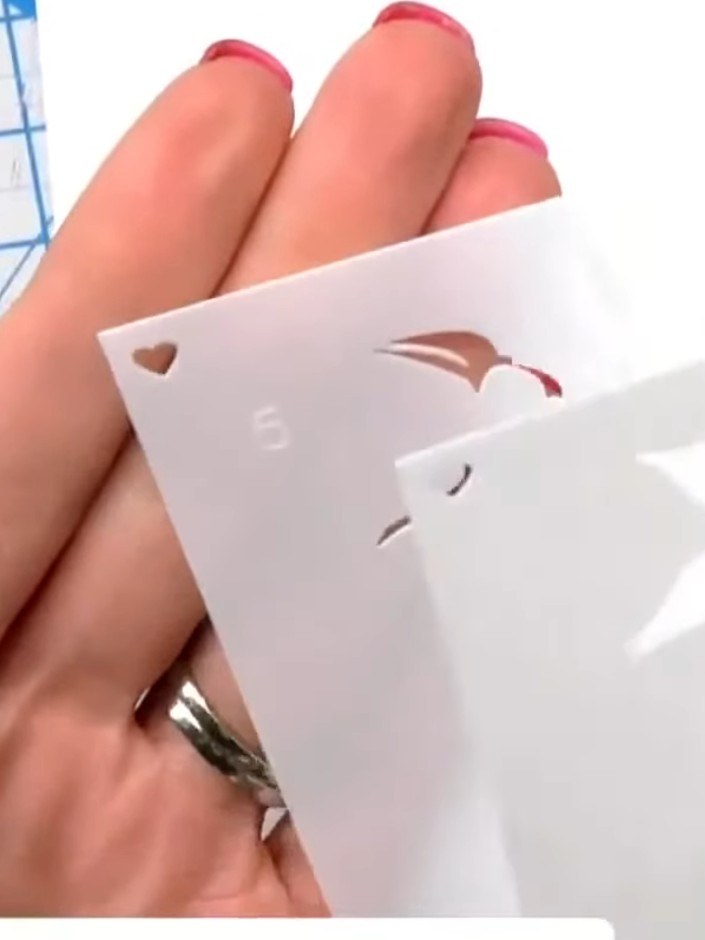 Paso 1: Position your white cardstock on the craft mat. Place the stencil on top with the numbers facing you, ensuring