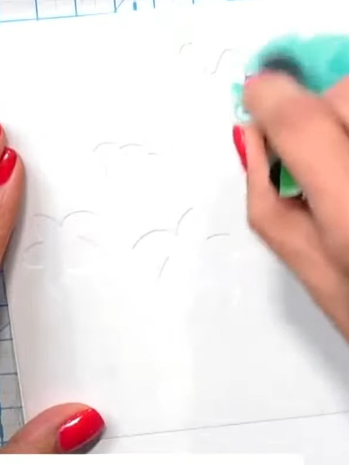 Passo 1: Position the bluebell stencil on your white cardstock. Apply light blue ink through the stencil using a blendi
