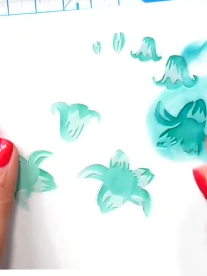 Passo 3: Apply the third layer of the bluebell stencil using a deeper turquoise or teal shade. Press firmly with the bl