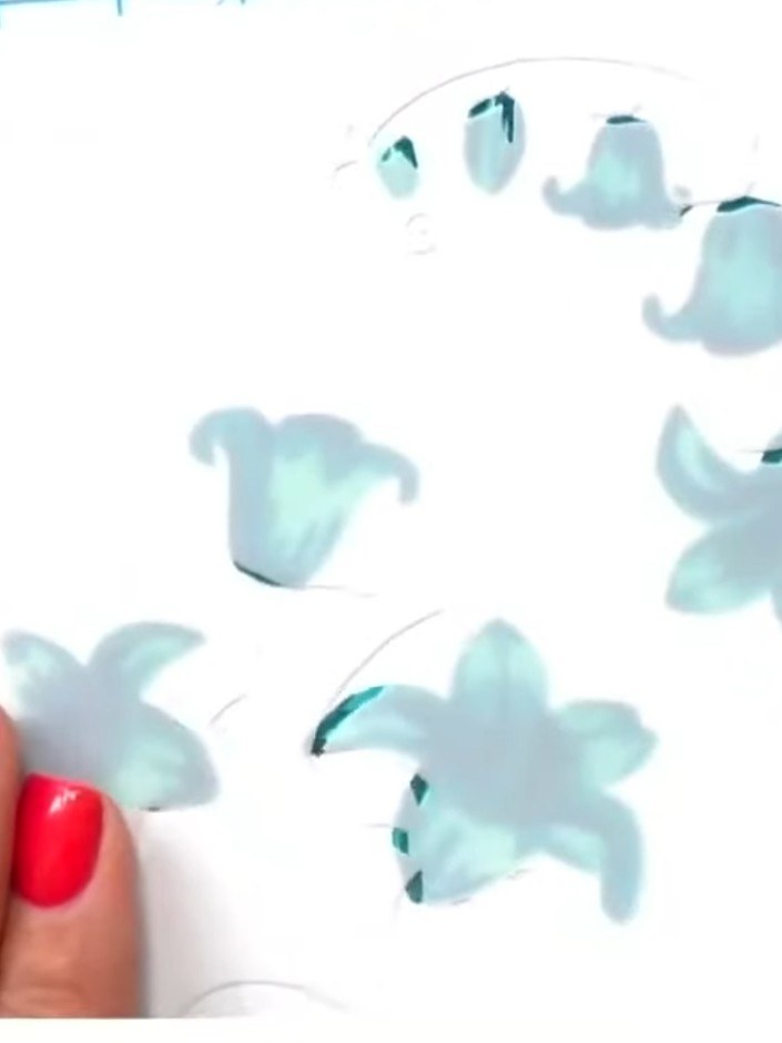 Passo 5: Use stencil number five with green embossing powder to add the final foliage layers to your design, creating d