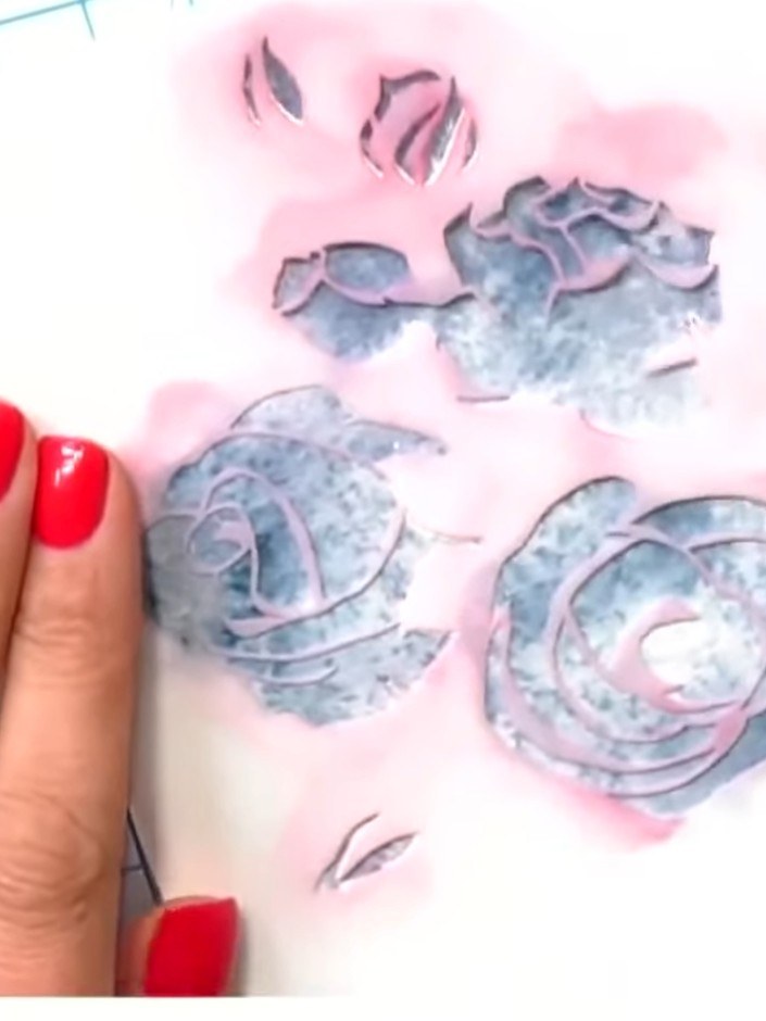 Passo 5: Spray this layer with water to create a soft bleed effect, allowing the pink and blue colours to blend organic