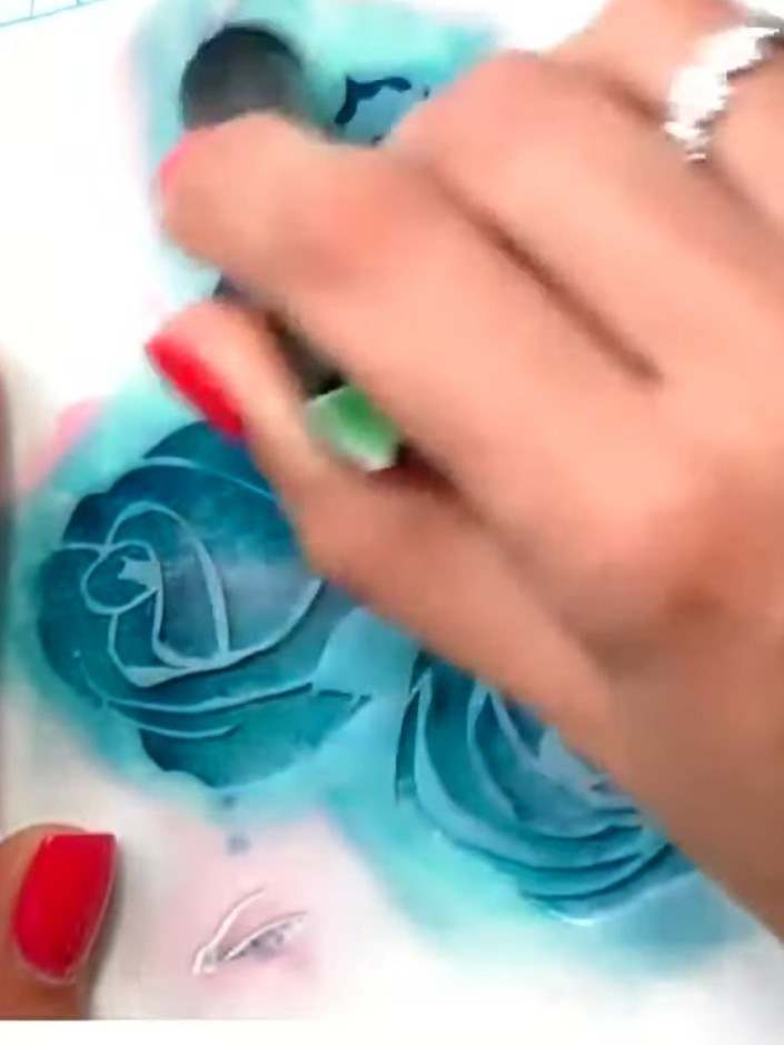 Passo 9: Add final details to the roses and leaves using the darker teal watercolour to enhance depth and definition. A