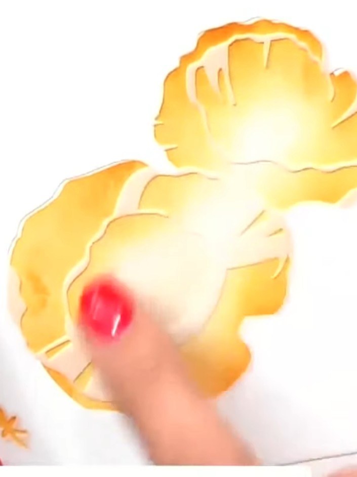 Stap 4: Apply the fourth stencil layer to the poppy using a contrasting ink colour. This adds visual interest and help
