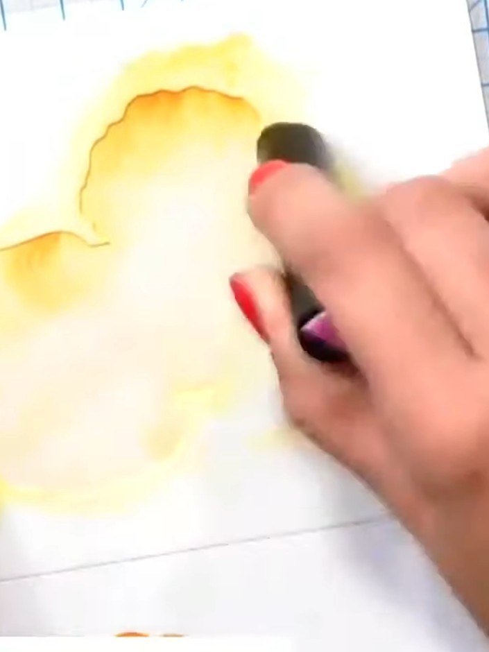 Passo 2: Apply yellow watercolour to the centre of the poppy area, making the colour darker in the middle. Blend outwar