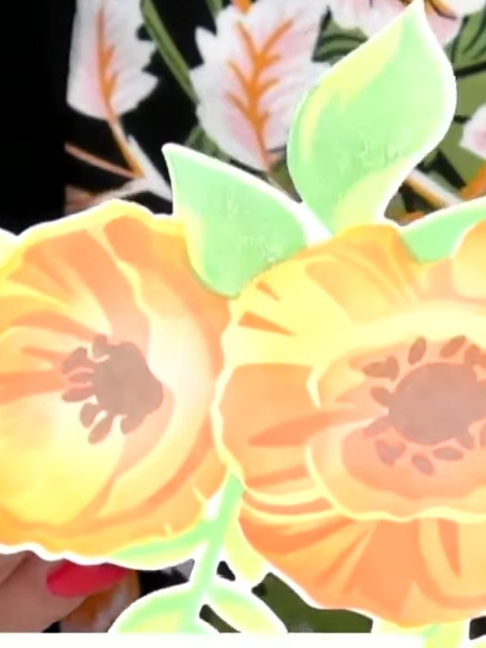 Stap 1: Layer your poppy stencil design using the five-layer technique with your chosen ink colours. Build up the dept