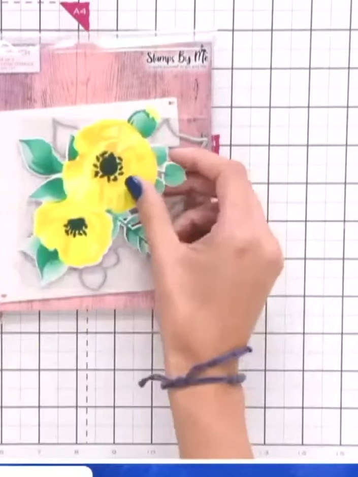 Stap 2: Use a sparkle pen to add highlights and details to the leaves and petals of your poppy design, creating dimens