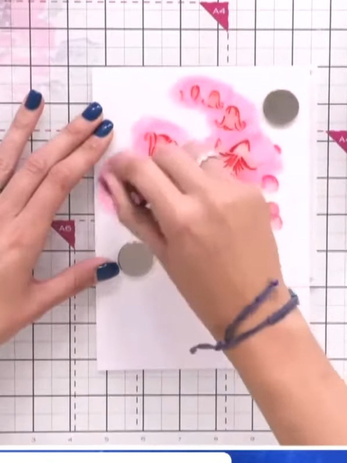 Stap 3: Apply WOW embossing powder to selected areas of your stamped floral design using mica sprays or a gilding pen 
