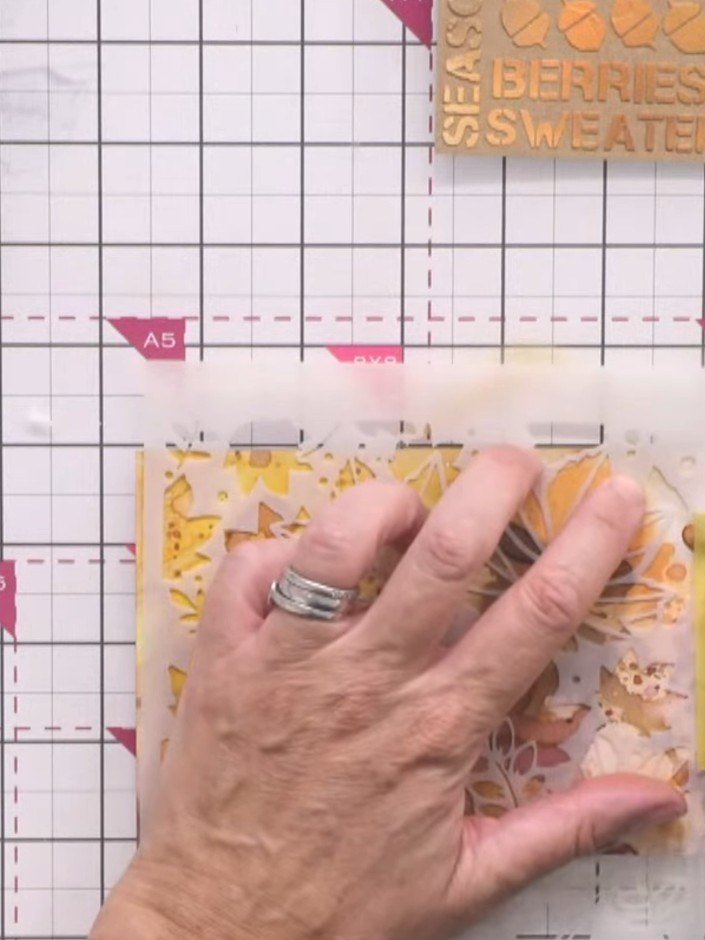 Passo 3: Apply metallic embossing paste in copper and gold through the Full Foliage stencil onto the watercoloured ink 