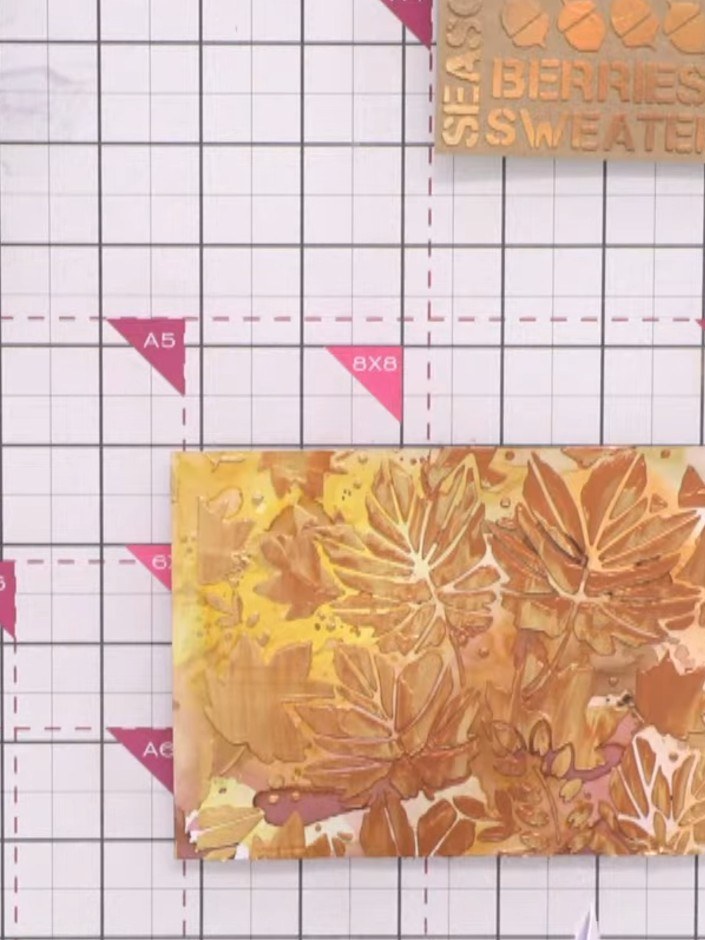 Passo 4: Apply Mud Pie and Set embossing powder through the Full Foliage stencil over the metallic background. This bri