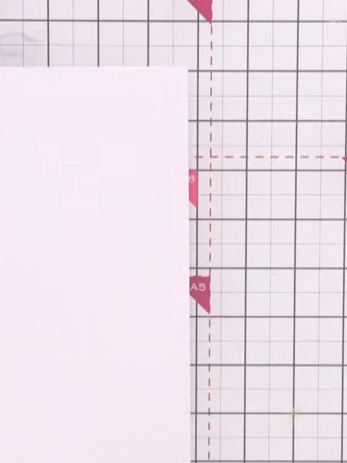 Passo 1: Cut a piece of smooth white card stock to your desired card size. This will be the base for your wine glass de