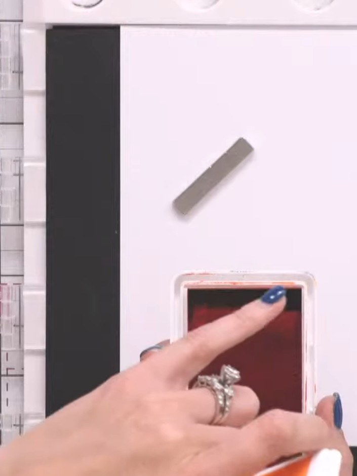 Passo 2: Ink up the solid portion of the lamination stamp with orange and blue ink pads, dotting colour randomly across