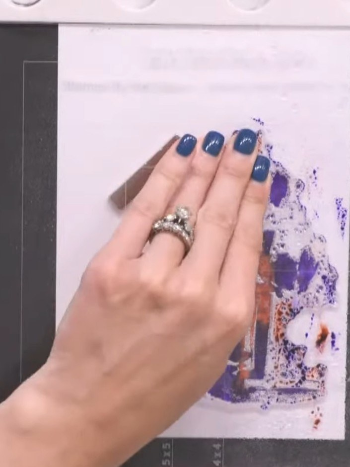 Passo 4: Press the lamination stamp firmly onto the card and lift away to reveal the coloured wine glass design with pu