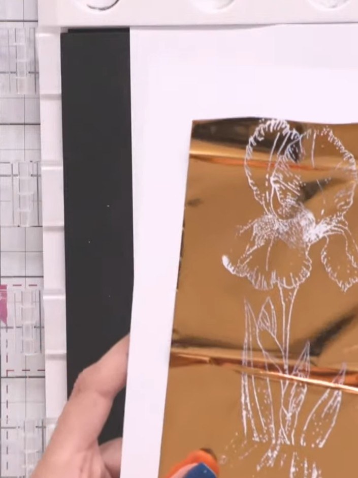 Passo 8: Ink the detailed lamination stamp with sticky WOW ink pad, stamping twice onto the gold foil to ensure full co