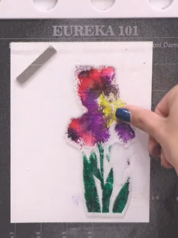 Stap 3: Spray the inked stamp generously with water, allowing the water-reactive inks to bloom and blend together on t