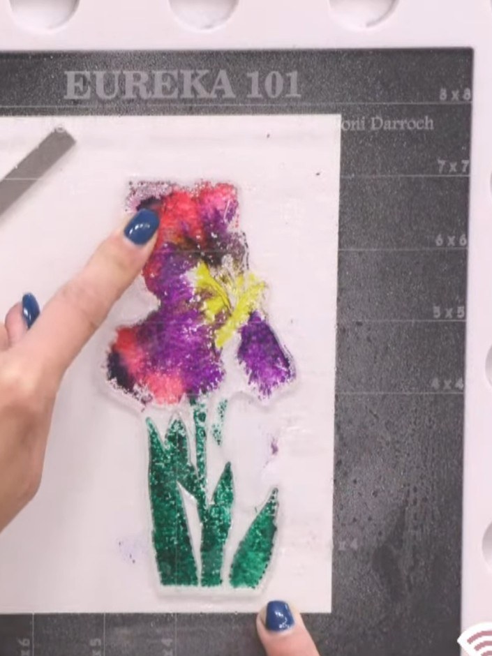 Stap 4: Press the stamp firmly onto the watercolour card and lift away to reveal the watercolour effect on the iris fl