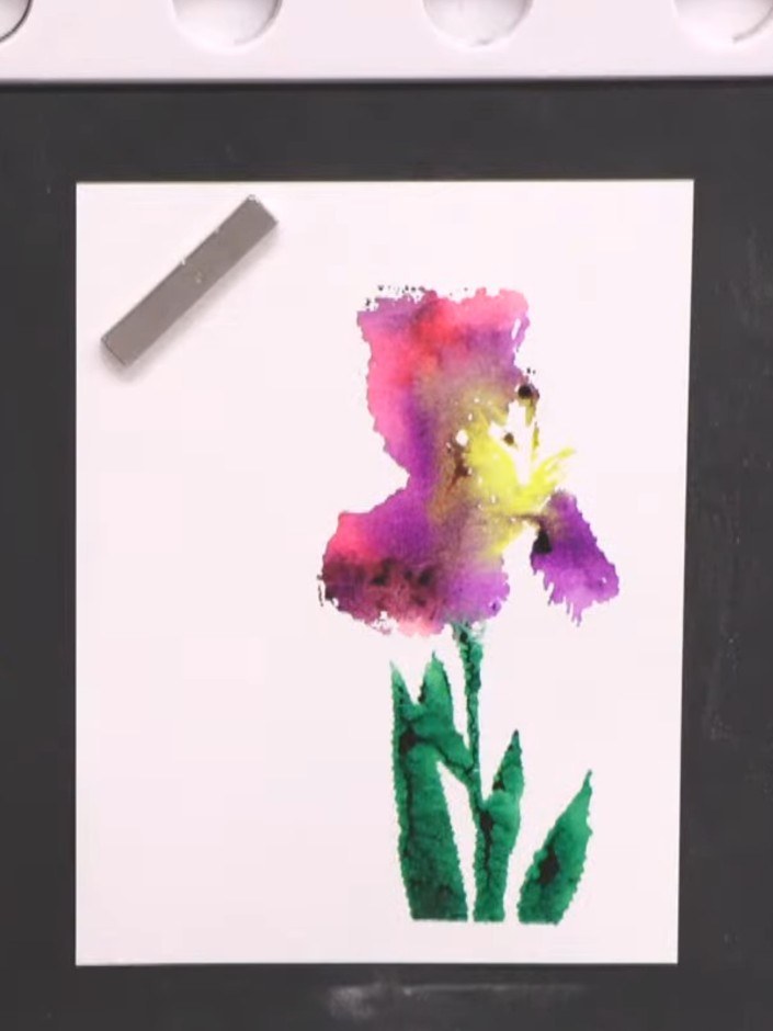 Stap 5: If desired, spray additional water onto specific areas of the watercolour iris to create extra abstract bleedi