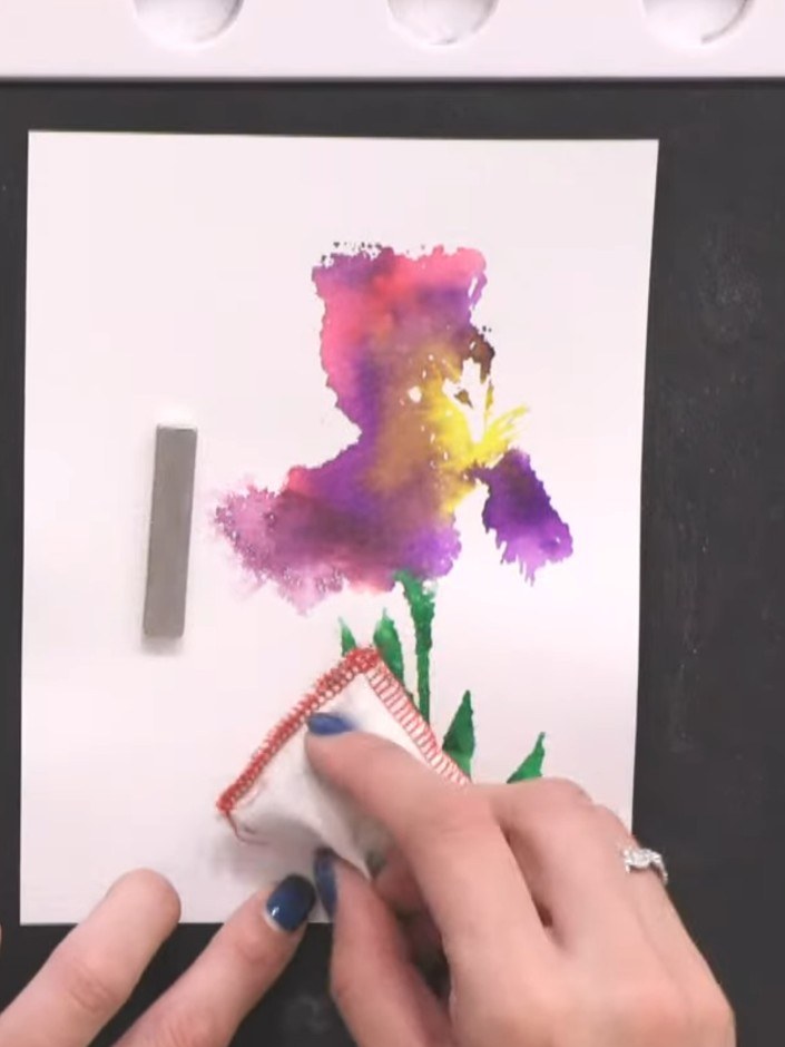 Stap 7: Dust the entire dried watercolour iris design thoroughly with an anti-static bag to remove all moisture and re
