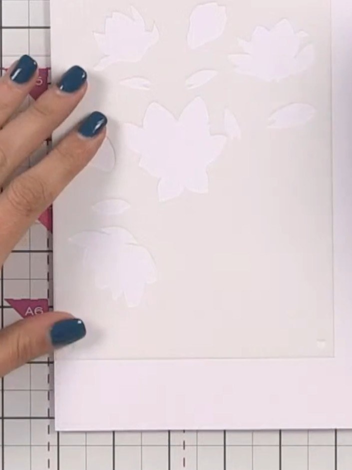 Passo 1: Position stencil one on your craft mat with the number at the top to ensure correct orientation. Hold the sten