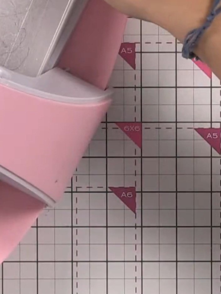 Passo 8: Place the stamped and stencilled floral piece into the embossing folder with the raised side facing the back o